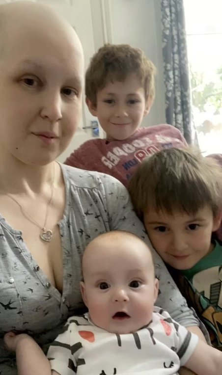 뱃속의 아기를 위해 다리 절단 수술을 한 영국 엄마 캐슬리 오스본과 그의 3명의 자녀들. 캐슬리가 품에 안은 아기가 셋째 딸이다. 캐슬리는 출산 8주 전 말기 암 진단을 받고 현재 항암 치료를 받고 있다. /사진=트위터 캡처