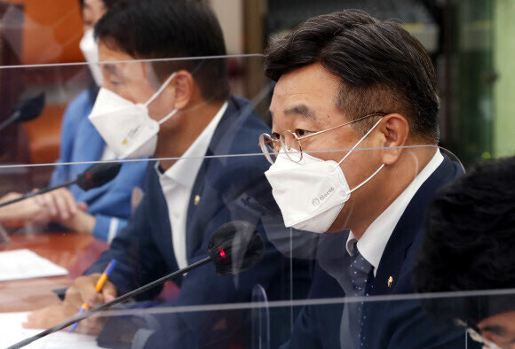 Democratic Party floor leader Yun Ho-jung speaks during a floor strategy meeting at the National Assembly on Tuesday. (Yonhap News)