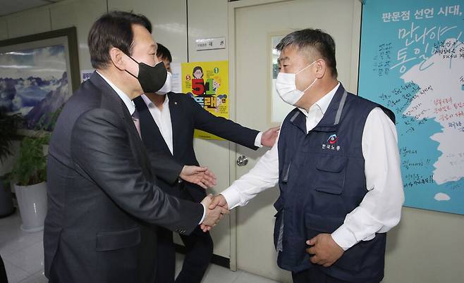 국민의힘 윤석열 대선 경선 예비후보가 15일 서울 여의도 한국노동조합총연맹을 방문, 김동명 위원장과 인사하고 있다. 국회사진기자단