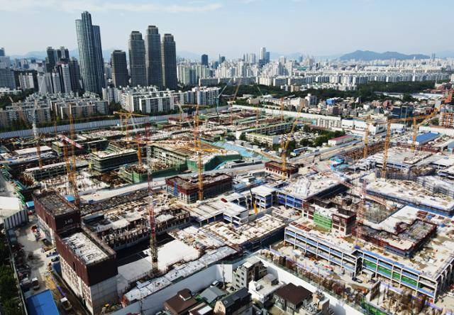 타워크레인 임대업체와 건설사를 대상으로 한 타워크레인 노조의 채용 강요 행위가 도를 넘고 있다는 지적이 높다. 노조는 조합원 채용을 거부당하면 사소한 안전 부주의를 빌미로 무더기 산안법 고발을 이어가고 대규모 집회를 열어 공사를 방해한다. 공사를 중단시킬 목적으로 타워크레인을 무단 점거하기도 한다. 사진은 서울의 한 아파트 현장에서 타워크레인이 멈춰 있는 모습. 홍인기 기자