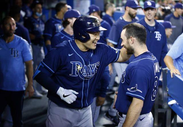 탬파베이 최지만이 15일 캐나다 온타리오주 토론토의 로저스센터에서 열린 토론토전에 2회 초 홈런을 치고 더그아웃으로 들어와 동료들과 기쁨을 나누고 있다. 토론토=AFP 연합뉴스