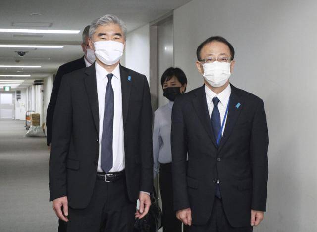 일본을 방문 중인 성 김(왼쪽) 미국 대북특별대표가 15일 북한의 탄도미사일 발사 소식이 전해진 뒤 도쿄 외무성을 방문해 후나코시 다케히로 일본 외무성 아시아대양주국장을 만나고 있다. 도쿄=로이터 교도 연합뉴스