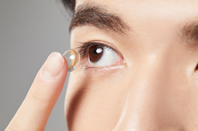 콘택트렌즈를 너무 오랜 시간 착용하면 세균이 번식하거나, 각막부종이 발생할 수도 있다./사진=클립아트코리아