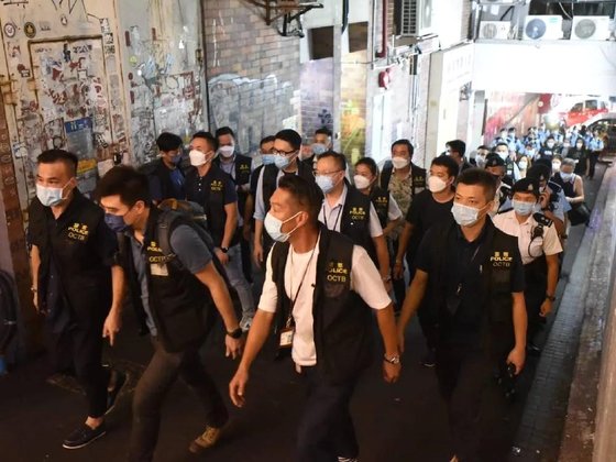 홍콩 경찰은 지난 9일부터 나흘 간 대대적인 조폭 소탕 작전을 벌여 298명을 검거했다. 이번 소탕 작전에는 군경 2800여 명이 투입됐다. [홍콩 성도일보 캡처]