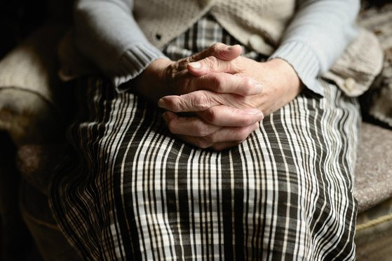 80대 노인이 치매를 앓는 아내를 죽이고 스스로 목숨을 끊었다. pixabay