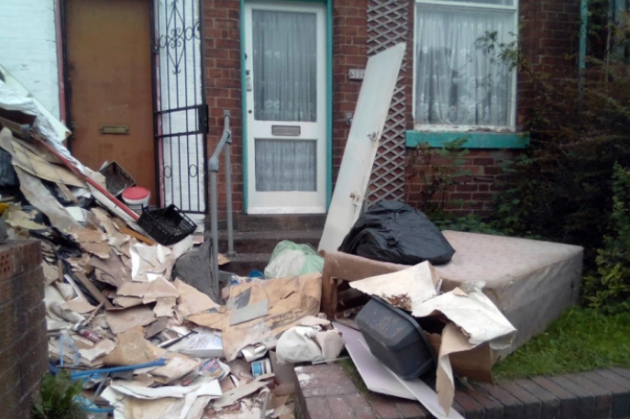 폴 스티븐스의 현관문 앞에 이웃집 쓰레기 쌓여있다/사진=더선