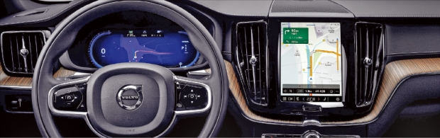 볼보의 신형 SUV XC60에 티맵모빌리티의 T맵 오토 기반 인포테인먼트 시스템이 장착됐다. 차량 디스플레이와 AI 음성인식 기능으로 주행정보와 즐길거리 서비스 등을 통합 제어할 수 있다.  볼보 제공