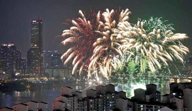 서울세계불꽃축제를 주최하는 한화는 15일 "한화서울세계불꽃축제를 열지 않기로 했다"고 밝혔다. 사진은 2017년 개최 당시 풍경. 사진=연합뉴스