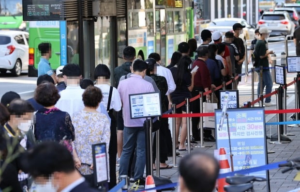 15일 오전 서울 송파구보건소 선별진료소에서 시민들이 코로나19 검사를 받기 위해 대기하고 있다. /사진=연합뉴스