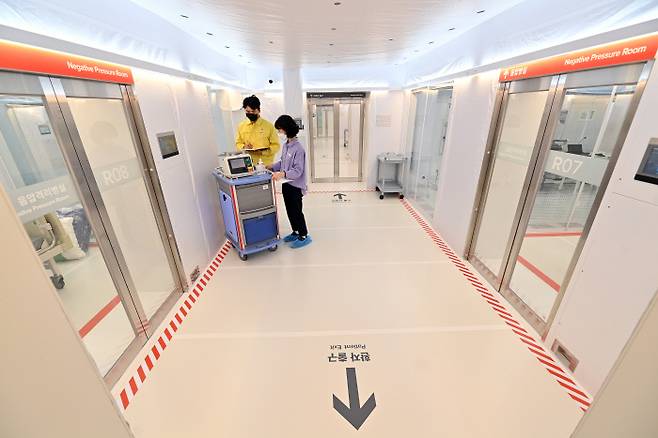 8일 오후 경기도 제2호 특별생활치료센터로 운영되는 경기도 수원시 경기도인재개발원 실내체육관에서 관계자들이 한국과학기술원(KAIST)이 자체 개발한 이동형 음압병동을 점검하고 있다. 연합뉴스