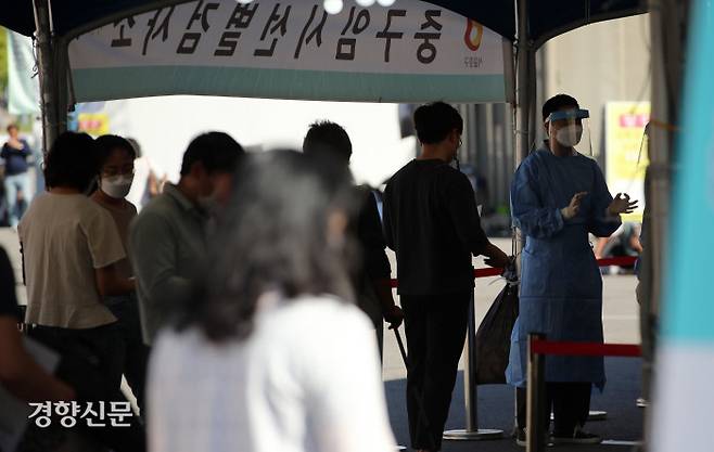 코로나19 신규 확진자 수가 다시 2000명 대를 기록한 15일 서울역 광장에 마련된 코로나19 임시 선별검사소에 시민들이 검사를 받기 위해 기다리고 있다. 권도현 기자