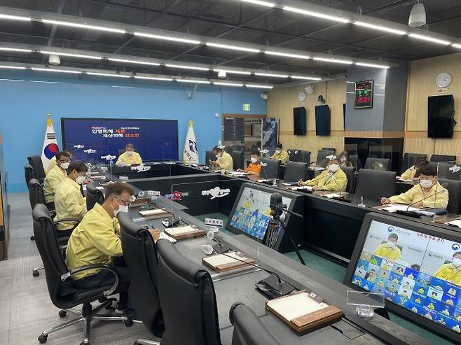 경북도가 15일 제14호 태풍 ‘찬투’에 대비해 관계부서 및 시군이 참석한 가운데 긴급 점검회의를 열고 있다.(사진=경북도 제공) 2021.09.15.