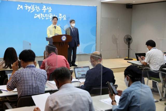 양승조 충남도지사(왼쪽)가 15일 충남도청 브리핑룸에서 열린 충남도립대 무상교육 관련 기자회을 갖고 있다. 충남도 제공