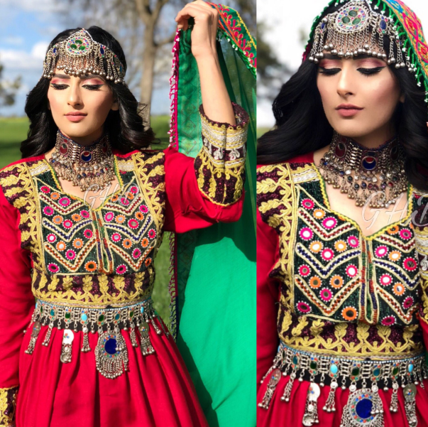 다양한 색상과 패턴을 가진 아프간 전통의상을 입고 있는 아프간 여성. 트위터 캡쳐.