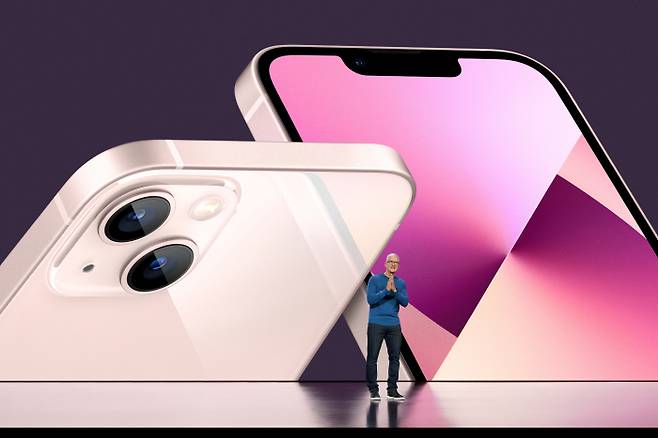 애플의 팀 쿡 최고경영자(CEO)가 14일(현지시간) 캘리포니아주 쿠퍼티노 애플파크에서 스트리밍으로 개최한 신제품 발표 특별 행사에서 아이폰 13을 공개하고 있다. [사진 출처 = 연합뉴스]
