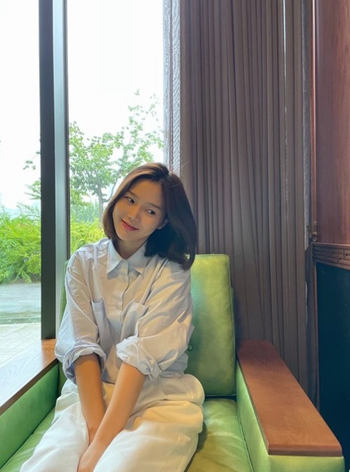 OH MY GIRL member Choi Hyo-jung showed off her refreshing charm.On the 15th, Choi Hyo-jung posted three photos on Instagram with the article favorite.Choi Hyo-jung in the public photo showed a pure charm looking somewhere.The fans who saw this responded such as I am lovely, I am so fresh, I am cute.