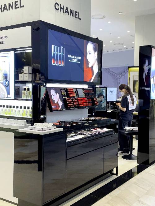 서울 시내 한 백화점의 샤넬 매장 직원이 파업 티셔츠를 입고 '복장 파업' 쟁의에 참여하고 있다