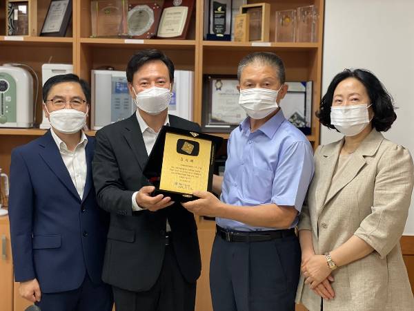 바이온텍이 IBK기업은행으로부터 감사패를 수상해 기념사진 촬영을 한 모습/사진제공=바이온텍