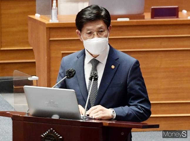 노형욱 국토교통부 장관이 15일 국회 본관 본회의장에서 열린 제391회(정기회) 6차 본회의·경제분야 대정부 질문에 출석, 질의에 답하고 있다. 대정부 질문은 13일 정치, 14일 외교·통일·안보, 15일 경제, 16일 교육·사회로 분야로 4일 동안 실시된다. /사진=임한별 기자