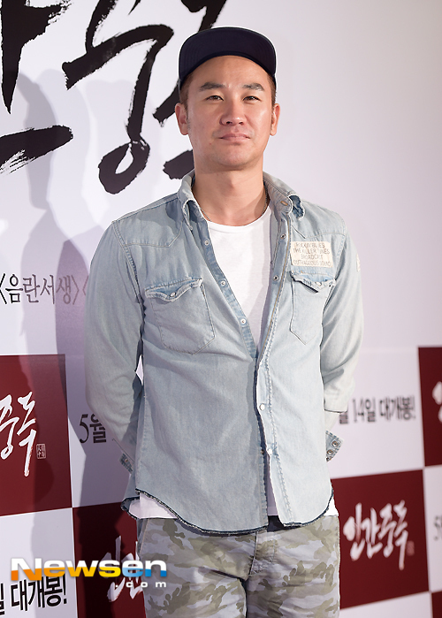The public reaction remains chilly, with actor Uhm Tae-woong, who was fined for sex trafficking, returning through the film Last Homework.Santa Claus Entertainment, a subsidiary company, said on September 13, Uhm Tae-woong will appear in the movie Last homework.It means hes in public five years after ending Self-restraint after a sexual assault charge that erupted in 2016.Earlier, Uhm Tae-woong was accused of raping an employee of the entertainment company A, but was dismissed as As claim was found to be false.However, police charged with sex trafficking and sent Uhm Tae-woong to the prosecution for prosecution, and Uhm Tae-woong was fined 1 million won.In the meantime, Uhm Tae-woong appeared on KBS 2TV Superman Returns with her daughter, Thumbon Yang, and the shock doubled because she showed her affectionate father.Since then, Uhm Tae-woong has stopped working and had time for self-restraint.During the Self-restraint time, the Uhm Tae-woong movie Pokrain was released by director Kim Ki-duk.At the time, Uhm Tae-woong did not reveal his face to the official statue, even though he was the main character.Uhm Tae-woong, who disappeared again, told the recent news on YouTube channel Watt TV of wife Yoon Hye-jin, a Vallejo dancer.Uhm Tae-woong only made a necksound appearance, filming the daily life of Yoon Hye-jin.My wife, Yoon Hye-jin, said on the SNS live broadcast, My husband seems to be self-restraint enough to see from the side.I do not want my wife to say anything to others because she can forgive me. In addition, through the Watt TV, he said, I am so at home that my daughter tells me to work. He expressed his desire to return to Uhm Tae-woong.Uhm Tae-woong posted a picture of her daughter Zion on her SNS in August, and the rumor was raised.I have posted a photo work on SNS, but it was the first time I posted a family photo.Uhm Tae-woong, who was worried about the timing of his return, soon announced the real return.But the public reaction is as cold as being fined for sex trafficking: the main point is that Familys forgiveness and returning are separate.With a chilly gaze towards Uhm Tae-woong, it is noteworthy whether he can turn the public mind around.
