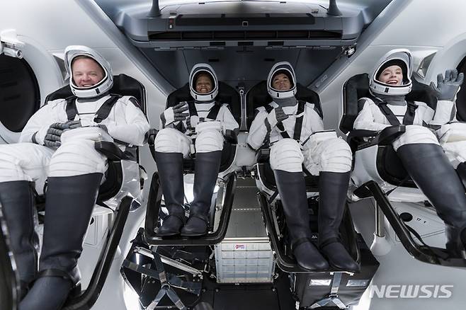 [AP/뉴시스] 우주관광 우주선캡슐 레질리언스 호에 탑승할 민간인 4명이 12일 스페이스엑스의 캡슐 안에서 리허설 착석 사진을 찍고 있다.오른쪽 두 번째가 이 우주관광의 실제 기획자이자 물주인 억만장자 재러드 아이작먼이다.