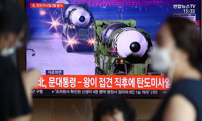 15일 서울역에서 시민들이 북한의 탄도미사일 발사 소식을 접하고 있다. 북한이 15일 오후 중부 내륙 일대에서 동해상으로 탄도미사일 2발을 발사했다고 합동참모본부가 밝혔다. 연합뉴스