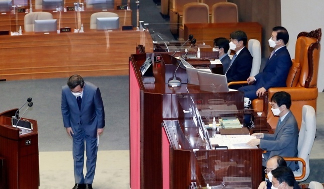 이낙연 더불어민주당 의원이 15일 서울 여의도 국회 본회의에서 상정된 사직안 투표에 앞서 인사하고 있다. 뉴스1