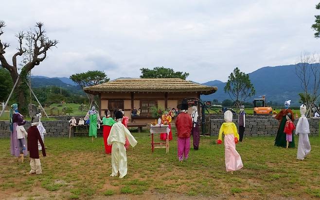 하동군 평사리 허수아비 전시