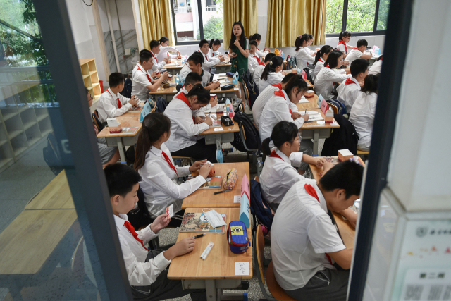 지난 9일 중국 장쑤성 난징의 한 중학교에서 수업이 진행중이다. 중국 일반 학생들의 목표도 좋은 성적으로 대학에 들어가는 것이다. /AFP연합뉴스