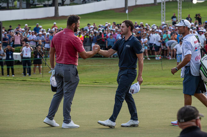존 람(왼쪽)이 PGA 투어 페덱스컵 플레이오프  최종전 투어 챔피언십에서 1타 차로 패트릭 캔틀레이에 패한 뒤 인사하고 있다. ㅣ게티이미지