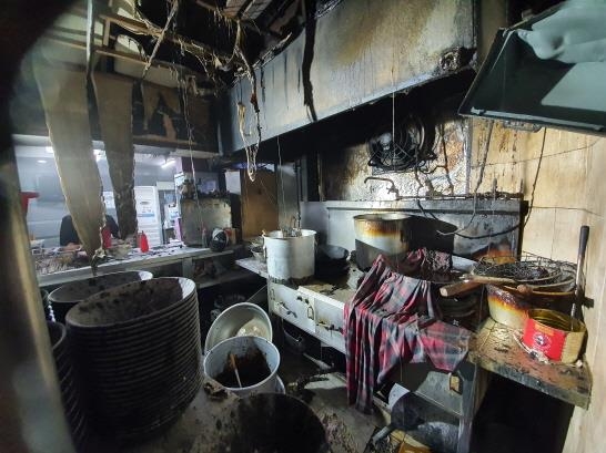5월 26일 서귀포의 한 식당 튀김유 과열 화재 현장 [제주소방안전본부 제공. 재판매 및 DB 금지]