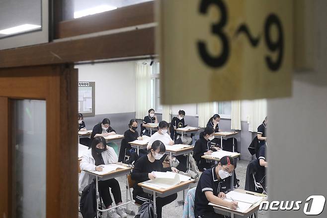 한 고등학교 3학년 교실에서 시험을 보고 있는 수험생들. (사진은 기사 내용과 무관함)/뉴스1 © News1