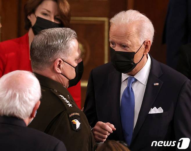 조 바이든 미국 대통령이 28일(현지시간) 워싱턴 의사당에서 취임 후 첫 상·하원 합동 연설을 마친 뒤 마크 밀리 합참의장과 얘기를 하고 있다. © AFP=뉴스1 © News1 우동명 기자