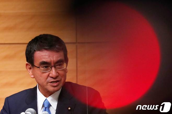 고노 다로 일본 행정개혁 담당상이 10일 자민당 총재 선거 출마 선언을 하고 있다. © 로이터=뉴스1