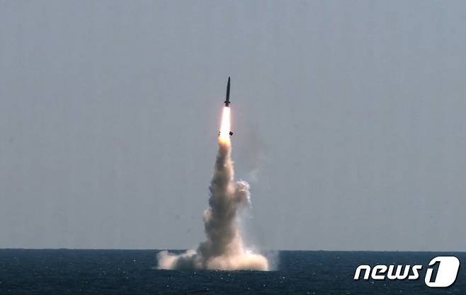 우리나라가 자체 개발한 잠수함발사탄도미사일(SLBM)의 잠수함 발사시험이 15일 국내 최초로 성공했다. 이날 악천후 속에서 실시된 SLBM의 잠수함 발사시험 성공은 세계 7번째다. 사진은 15일 도산안창호함에 탑재돼 수중에서 발사되는 SLBM 발사 모습. (국방부 제공) 2021.9.15/뉴스1 © News1 이성철 기자