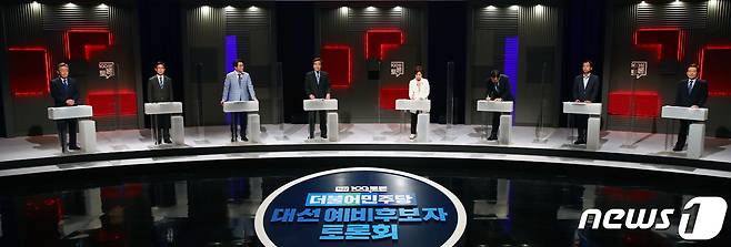 더불어민주당 대선 예비후보들이 지난 7월6일 서울 마포구 상암 MBC 방송센터에서 합동 토론회를 준비하고 있다. 왼쪽부터 이재명, 양승조, 박용진, 이낙연, 추미애, 김두관, 최문순 정세균 후보. 2021.7.6/뉴스1 © News1 국회사진취재단