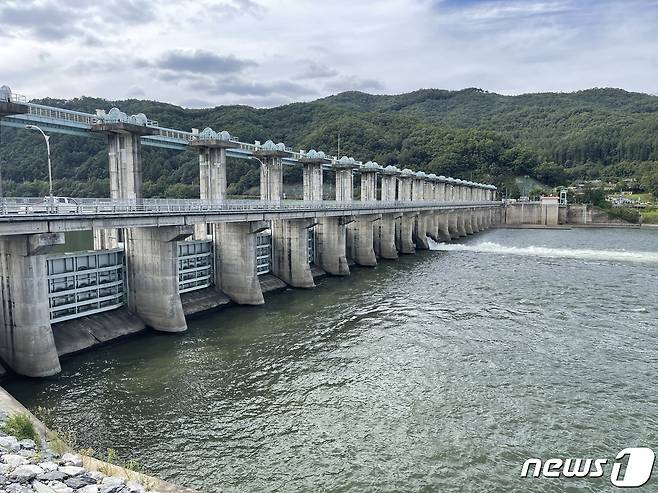 16일 수자원공사는 충북 충주조정지댐 3수력발전소를 준공하고 본격 가동했다고 밝혔다. 사진은 조정지댐 모습.2021.9.16/© 뉴스1
