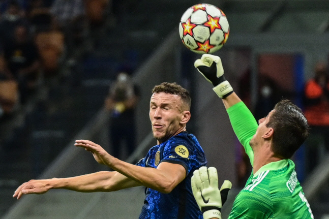 레알 마드리드 골키퍼 티바우트 쿠르투아(오른쪽)가 인터밀란 이반 페르시치의 슛을 막아내고 있다. 밀라노|AFP 연합뉴스