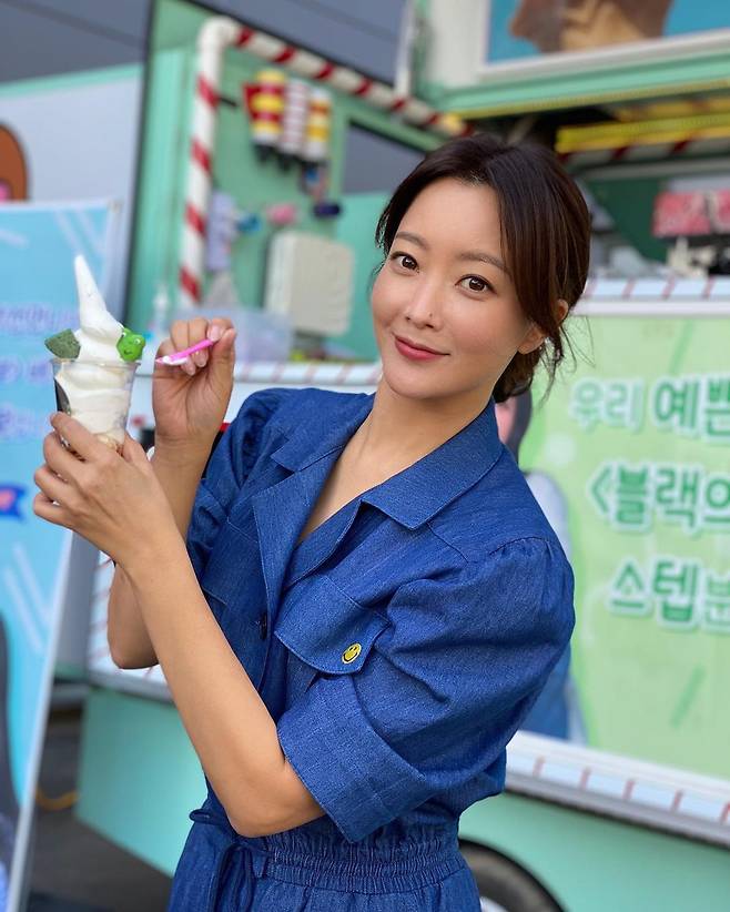 Actor Kim Hee-sun impressed with Song Hye-kyos Coffee or Tea giftKim Hee-sun posted several photos on the 16th instagram saying, I am a perfect Hye-kyo who is beautiful and beautiful to my heart. I am grateful for my beloved brother who will shoot harder and harder.Inside the photo was a picture of Kim Hee-sun leaving a certification shot in front of Coffee or Tea sent by Song Hye-kyo.Song Hye-kyo wrote in front of Coffee or Tea, We support our pretty Hee-deunni and the Bride of Black staff.Kim Hee-sun presented a cheering car Coffee or Tea to Song Hye-kyos Drama set in May.At the time, Song Hye-kyo said, Thank you for my lovely sister.Meanwhile Kim Hee-sun has joined the Netflix series Bride of Black.Blacks Bride is a story about those who are running toward their Blow-Up, dreaming of marrying Black, the highest grade of the upper class marriage information company.It is a real-life satire that follows Blow-Up of those who dream of life reversal by marriage and remarriage in order to advance or maintain to the upper class society.