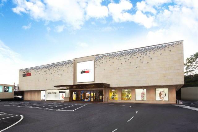 신라면세점이 신종 코로나바이러스 감염증(코로나19) 이후 침체된 시장에서 돌파구를 찾기 위해 나선다. 사진은 신라면세점 서울점 전경. /호텔신라 제공