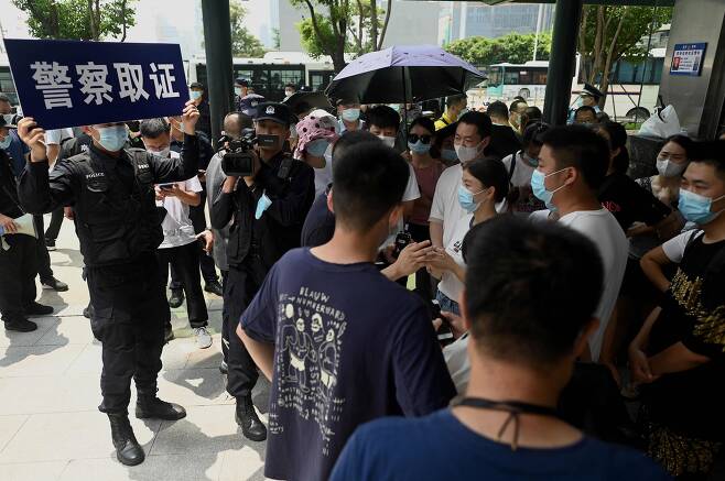 15일 중국 광둥성 선전시의 헝다그룹 본사 앞에서 '돈을 돌려달라'면서 투자자들이 시위를 하고 있다. 자금난을 겪고 있는 헝다는 올들어서만 주가가 82% 빠졌다. /연합뉴스