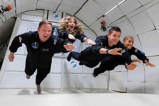 미국 우주탐사기업 스페이스X가 마련한 '인스퍼레이선4' 우주관광에 참가하는 민간인 4명이 15일(현지시간)로 예정된 발사를 앞두고 무중력 상태를 즐기고 있는 모습.