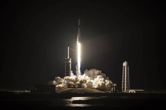 일론 머스크가 이끄는 우주개발기업 스페이스X가 15일 오후 8시 3분(한국 시간 16일 오전 9시 3분) 미국 플로리다주 케네디우주센터에서 민간인 4명을 태운 관광용 우주선 발사에 성공했다. 스페이스X 제공