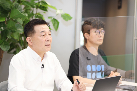김태창(왼쪽) 네이버클라우드 전무와 장범식 네이버클라우드 리더가 16일 온라인으로 진행된 '네이버 밋업' 행사에서 향후 사업계획을 발표하고 있다. 네이버클라우드 제공