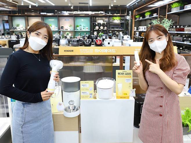 롯데하이마트 대치점에서 모델들이 하이메이드 펫가전 시리즈를 선보이고 있다.