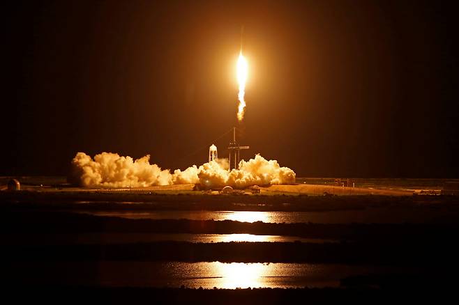 스페이스X는 이날 미국 동부 시간 기준 오후 8시 3분 플로리다주 케네디 우주센터에서 민간인 탑승객 4명을 태운 우주선 크루 드래건을 발사했다. 사진 <AFP, 연합뉴스>