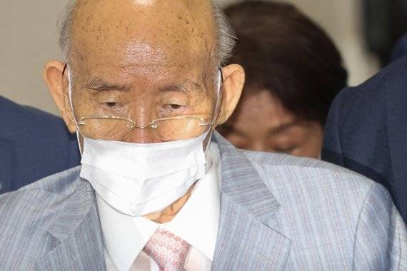 전두환씨가 고(故) 조비오 신부 사자명예훼손 혐의에 대한 항소심 재판을 받은 뒤 지난 8월 8일 오후 광주 동구 광주법원을 나가고 있다. 뉴시스