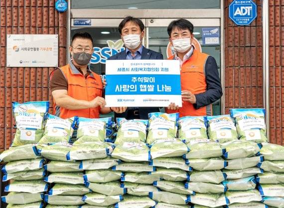 김부유 세종시사회복지협의회 회장, 이영주 한국콜마 공장장, 장경일 세종시사회복지협의회 대외협력이사(왼쪽부터)가 기념촬영을 하고 있다. 한국콜마 제공