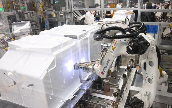 경남 창원시 LG스마트파크 통합생산동의 냉장고 생산라인에서 로봇이 냉장고를 조립하고 있다.