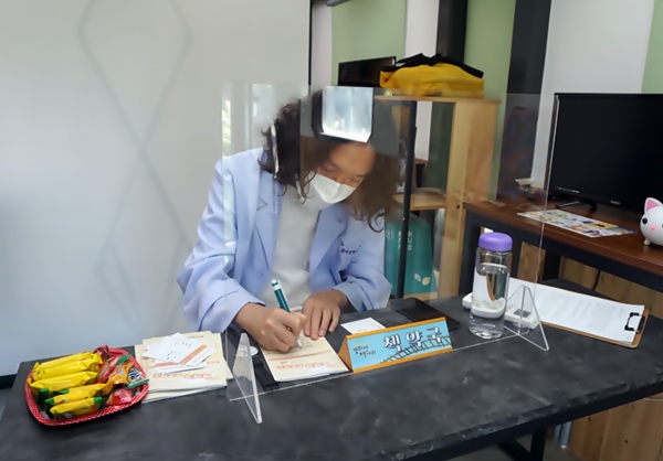 김현 작가가 알맞은 책을 처방하고 있다.